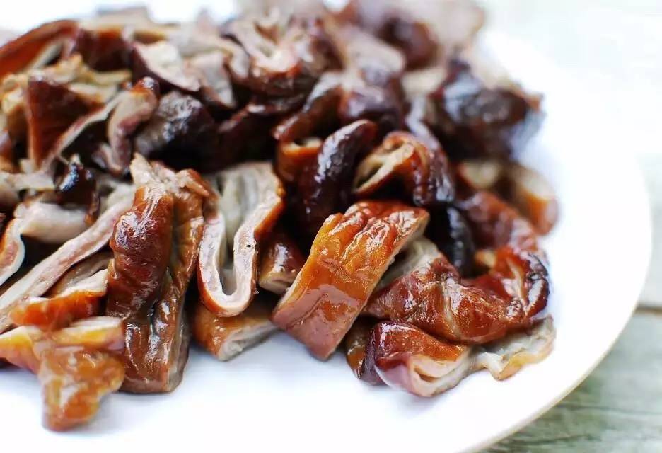 梆梆肉   西安梆梆肉距今已有100多年的历史.系采用锯末熟熏而成.