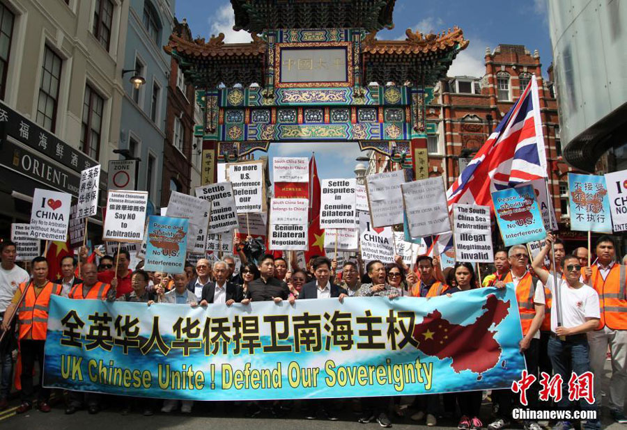 Photo taken on July 16, 2016 shows Chinese protesters from across Britain gathered in London to take part in a mass demonstration to protest against the award issued by an ad hoc tribunal concerning the South China Sea. [Photo: Chinanews.com]