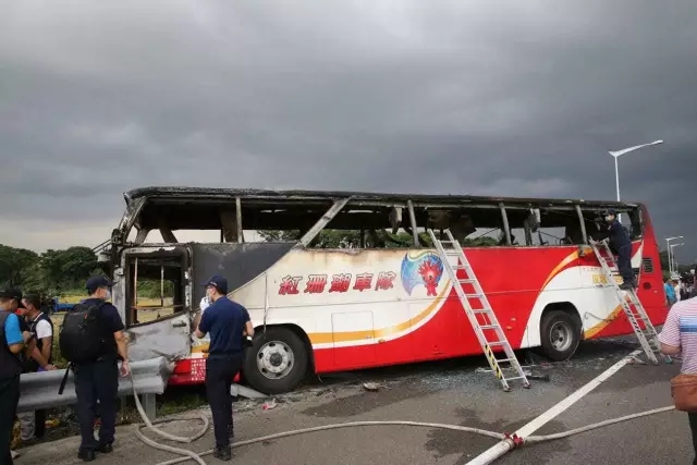 台湾致26死大巴车祸原因初判:电线短路致起火