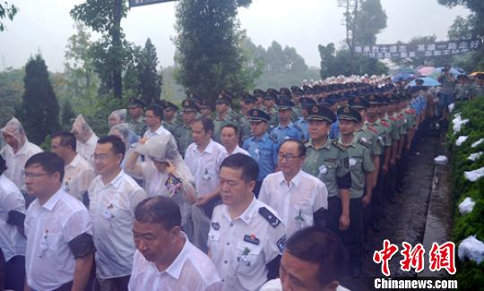 南苏丹维和烈士李磊魂归故里 万人雨中送别(图