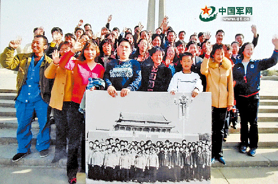 成家立业后的唐山孤儿和他们的孩子们在唐山抗震纪念碑前留影。