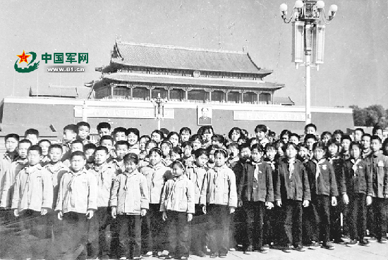 唐山孤儿在天安门前合影。常 青摄