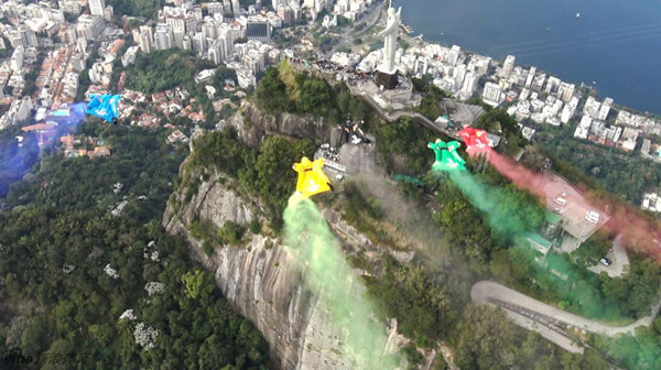 Daredevils jump from 1,500m passed Christ the Redeemer