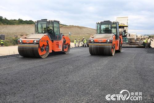 KO公路Preseka隧洞多钻臂车施工现场。