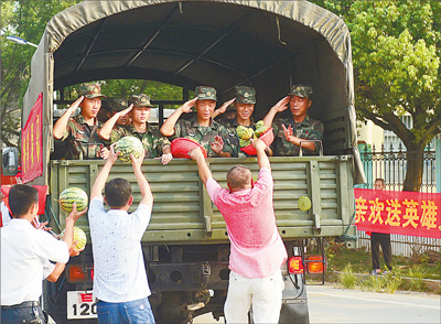 抗洪军民依依惜别:说一声感谢,道一声珍重_新