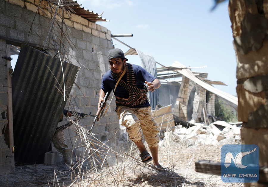 A fighter of Libyan forces allied with the U.N.-backed government runs for cover during a battle with Islamic State fighters inSirte, Libya, July 31, 2016. (Reuters photo)