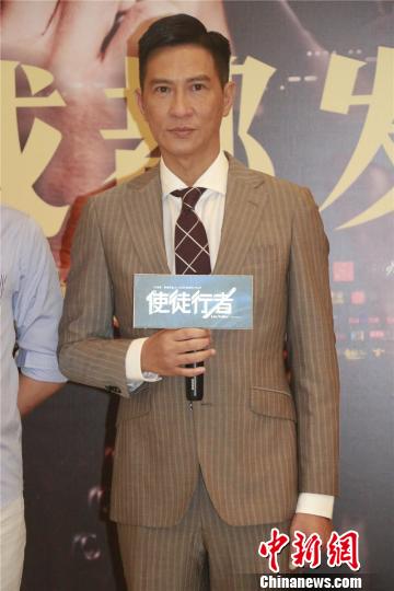 Zhang Jiahui and Li Guangjie appeared in Chengdu to taste delicious egg cakes, which were popular