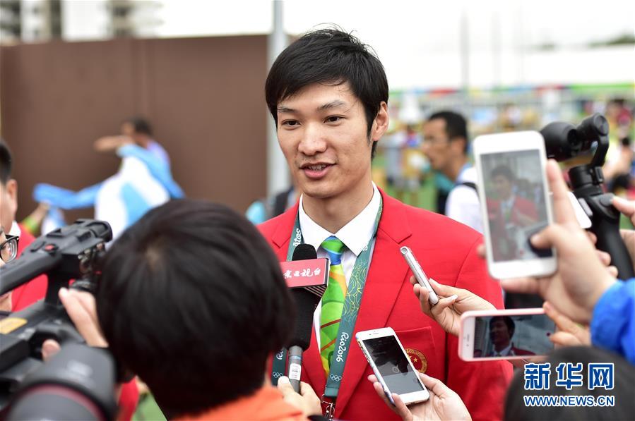 8月3日，中国代表团成员雷声在升旗仪式前接受媒体采访