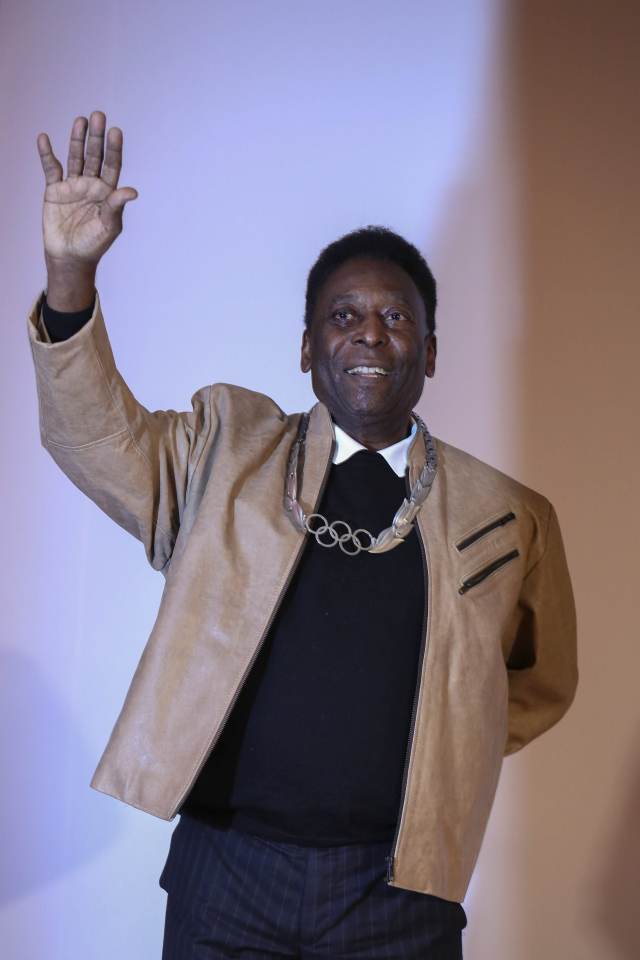 2016年6月16日，在巴西桑托斯，&ldquo;球王&rdquo;贝利在获颁奥林匹克勋章后向人们挥手致意