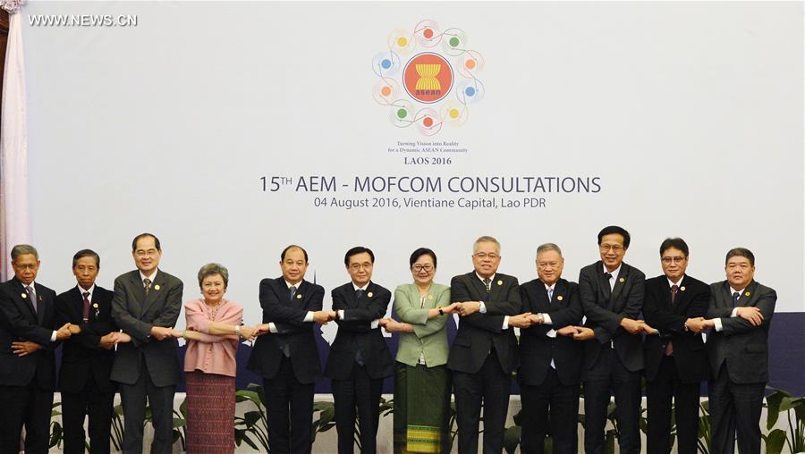 Delegates pose for a group photo during the 15th China-ASEAN (10+1) economic ministers