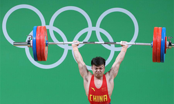 Long Qingquan vuelve a subirse a lo m&aacute;s alto del podio en 56 kg，con r&eacute;cord mundial incluido