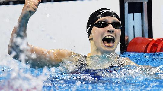Katie Ledecky se impone en los 400 m libre con nuevo r&eacute;cord mundial