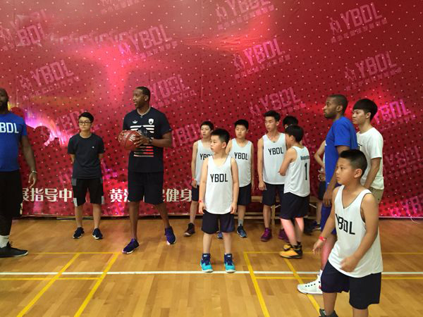 Звезды НБА провели мастер-класс для шанхайских подростков
