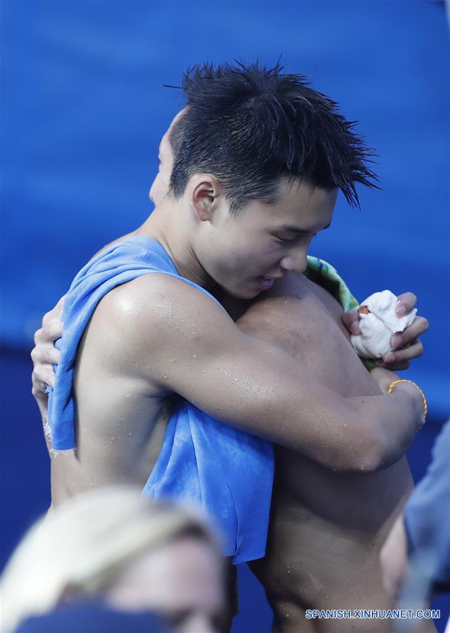 Lin Yue y Chen Aisen obtuvieron una puntuaci&oacute;n general de 496.98 puntos para superar a la pareja estadounidense de David Boudia y Steele Jonhson (457.11) y a la pareja brit&aacute;nica de David Daley y Daniel Goodfellow (444.45) en la final en el Centro Acu&aacute;tico Mar&iacute;a Lenk.(Xinhua/Fei Maohua)