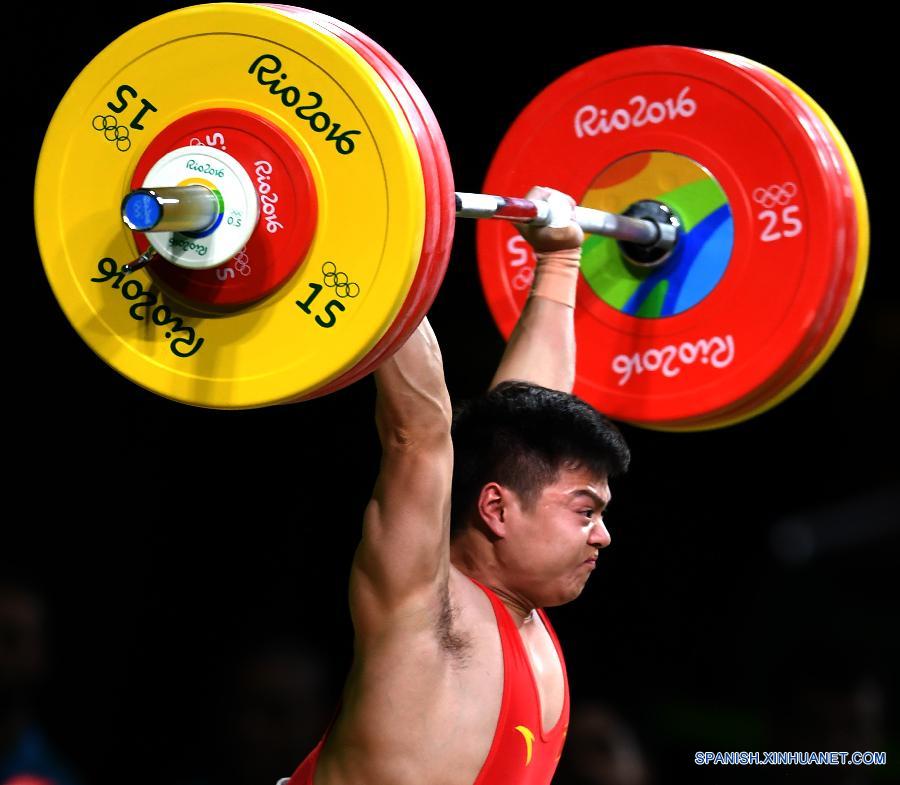 RIO DE JANEIRO, 7 ago (Xinhua) -- El chino Long Qingquan gan&oacute; la medalla de oro ol&iacute;mpica en la divisi&oacute;n masculina de 56 kilogramos de la halterofilia. (Xinhua/Cheng Min)