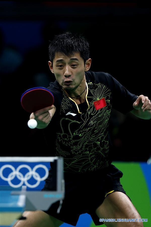 El segundo sembrado Zhang Jike, famoso por su lento inicio, inici&oacute; hoy la defensa de su t&iacute;tulo con una victoria de 11-5, 13-11, 12-10, 11-7 frente a Chen Chien-An de Taipei de China.(Xinhua/Shen Bohan)