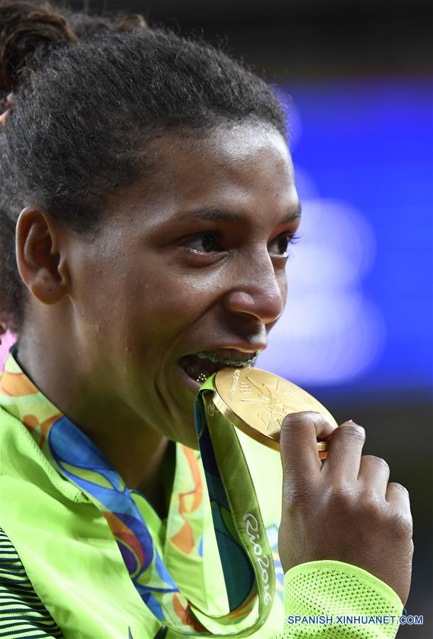 La judoca Rafaela Silva gan&oacute; hoy la primera medalla de oro para Brasil en los Juegos Ol&iacute;mpicos de R&iacute;o al vencer por "waza-ari", la segunda puntuaci&oacute;n m&aacute;s alta despu&eacute;s del "ippon", a la mongole&ntilde;a Dorsjsuren Sumiya en la categor&iacute;a hasta 57 kilogramos.(Xinhua/WuWei)