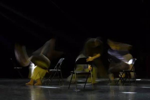 Presented by Hou Ying Dance Theatre, the piece "The Moment" strives to capture the fragmented memories of a life that