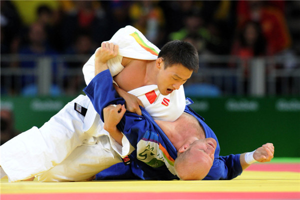 Cheng Xunzhao nabs bronze in 90-kilo class.