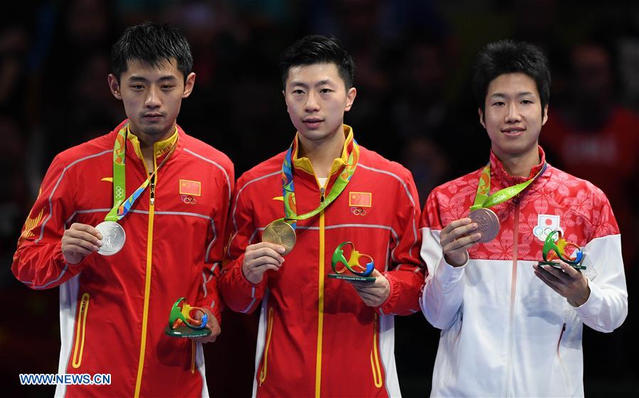 La noticia del pulso finalista, el fin del reinado de Zhang Jike por blanqueada aparatosa de Ma Long, que se sac&oacute; la espina clavada, cuando hace cuatro a&ntilde;os se qued&oacute; fuera del equipo que viaj&oacute; a Londres. 