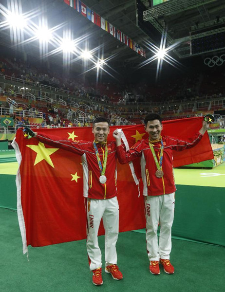 China consigue medallas de plata y bronce en la final de trampol&iacute;n masculino