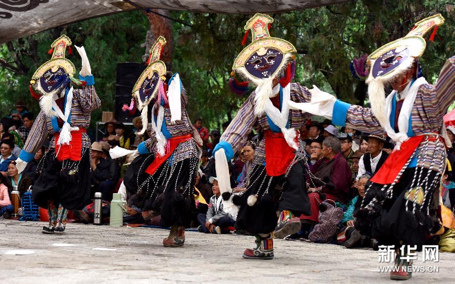 Every year, thousands of Tibetans travel to Norbulingka Park to enjoy performances at the Shoton Festival.