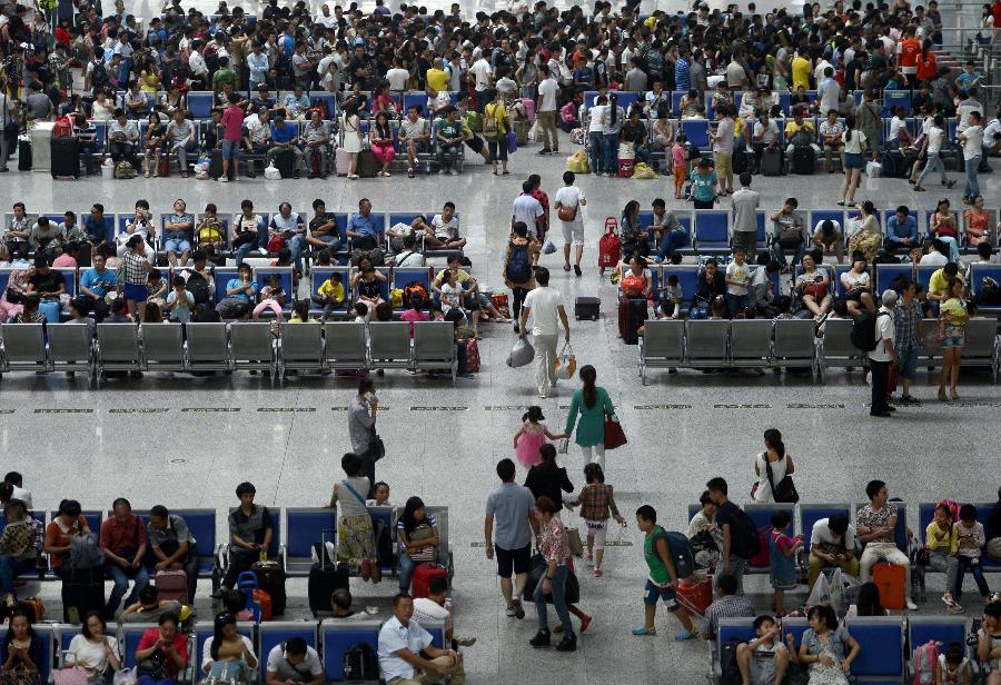 Avalancha de viajeros en la estación de tren de Hangzhou