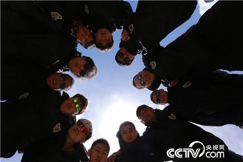 摄像组：“海拔4700，你高反你先下，我帅我撑着”！