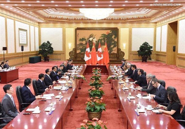 رئيس مجلس الدولة الصيني لي كه تشيانغ يرحب رئيس الوزراء الكندى الزائر جوستن ترودو قبل الاجتماع ببكين