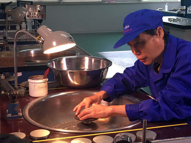 “国防工匠”王东江对工作精益求精(图片由中国航天科工集团第三研究院第8358所提供)