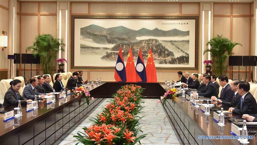 El presidente de China, Xi Jinping se reúne con el presidente de Laos, Bounnhang Vorachit en Hangzhou, capital de la provincia oriental china de Zhejiang, 2 de septiembre de 2016. (Xinhua / Zhang Duo)