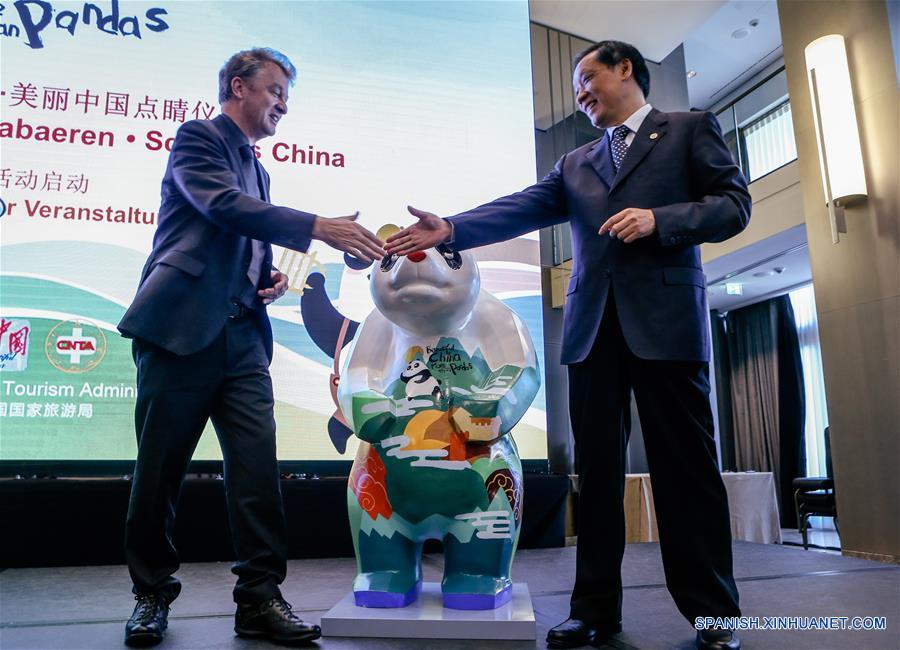 BERLIN, septiembre 2, 2016 (Xinhua) -- Li Jinzao (d), director de la Administraci&oacute;n Nacional de Turismo de China y Joshen Szech (i), presidente de la Asociaci&oacute;n de Compa&ntilde;&iacute;as Tur&iacute;sticas Independientes de Alemania, asisten a la ceremonia de lanzamiento de la campa&ntilde;a "China hermosa. M&aacute;s que pandas", en Berl&iacute;n, capital de Alemania, el 2 de septiembre de 2016.
