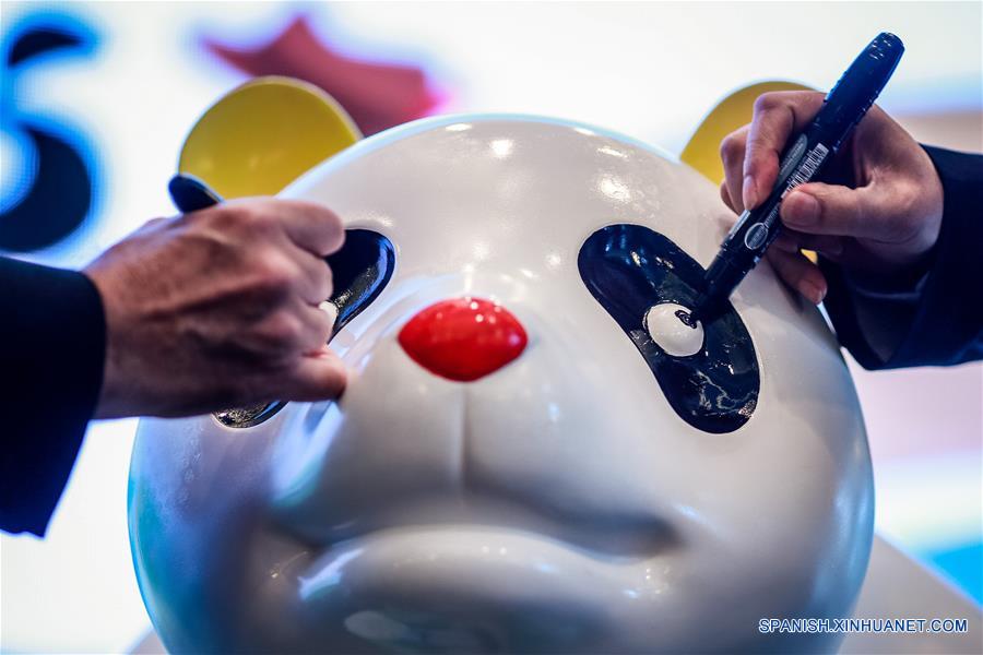 Invitados pintan los ojos de un modelo de panda durante la ceremonia de lanzamiento de la campa&ntilde;a "China hermosa. M&aacute;s que pandas", en Berl&iacute;n, capital de Alemania, el 2 de septiembre de 2016. La primera campa&ntilde;a promocional global llamada "China hermosa. M&aacute;s que pandas" comenz&oacute; el viernes en Berl&iacute;n. Organizado por la Administraci&oacute;n Nacional de Turismo de China y el Comit&eacute; Provincial de Desarrollo Tur&iacute;stico de Sichuan, el evento comenz&oacute; con una maravillosa actuaci&oacute;n china del Cambio de Rostro propia de la Opera de Sichuan. (Xinhua/Zhang Fan)