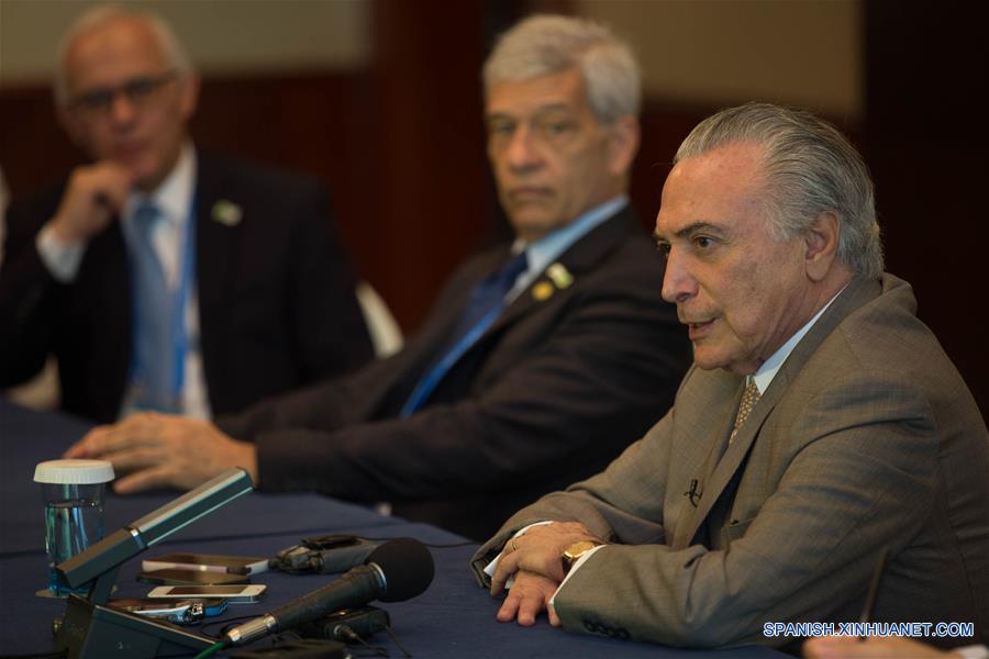 El presidente de Brasil, Michel Temer (d), participa en una entrevista en Hangzhou, capital de la provincia de Zhejiang, en el este de China, el 3 de septiembre de 2016. (Xinhua/Jin Liwang)