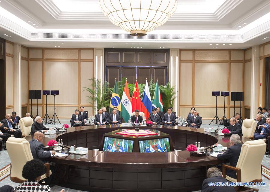 El presidente de China, Xi Jinping, afirmó hoy domingo que los BRICS (Brasil, Rusia, India, China y Sudáfrica) deben aumentar la coordinación para hacer que las economías de mercado emergente y los países en vías de desarrollo desempeñen un papel más importante en los asuntos internacionales.(Xinhua/Li Xueren)