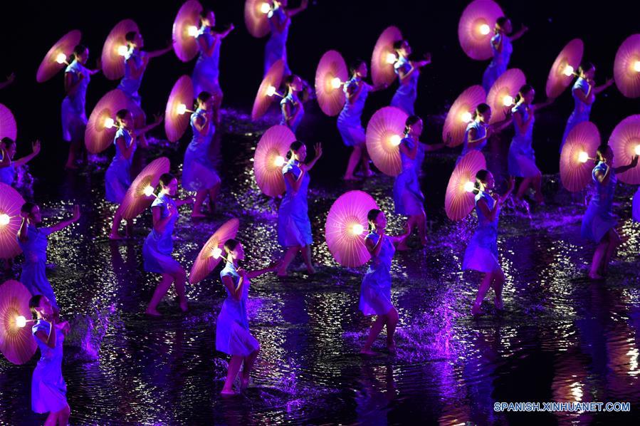 HANGZHOU, septiembre 4, 2016 (Xinhua) -- Artistas act&uacute;an durante una gala nocturna para la Cumbre del Grupo de los Veinte (G20), en el &aacute;rea esc&eacute;nica del Lago Oeste en Hangzhou, capital de la provincia de Zhejiang, en el este de China, el 4 de septiembre de 2016. (Xinhua/Wang Jianhua)