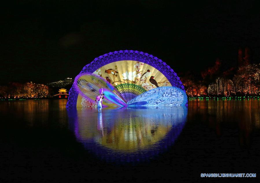 HANGZHOU, septiembre 4, 2016 (Xinhua) -- Artistas act&uacute;an durante una gala nocturna para la Cumbre del Grupo de los Veinte (G20), en el &aacute;rea esc&eacute;nica del Lago Oeste en Hangzhou, capital de la provincia de Zhejiang, en el este de China, el 4 de septiembre de 2016. (Xinhua/Ma Zhancheng)