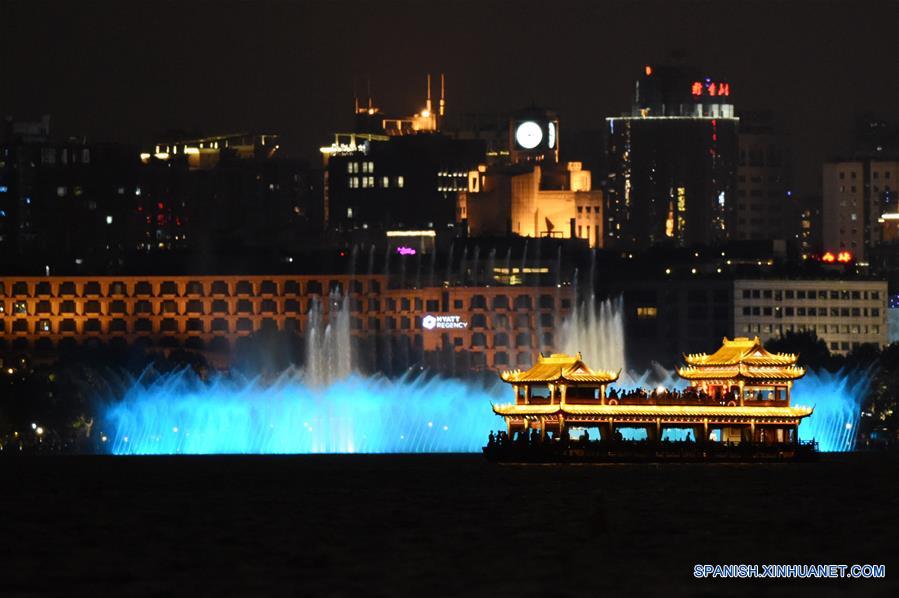 HANGZHOU, septiembre 4, 2016 (Xinhua) -- Invitados asistentes a la 11 Cumbre del Grupo de los Veinte (G20), pasean en una embarcaci&oacute;n en el Lago Oeste en Hangzhou, capital de la provincia de Zhejiang, en el este de China, el 4 de septiembre de 2016. La 11 Cumbre del G20, comenz&oacute; en Hangzhou el domingo. (Xinhua/Ju Huanzong)