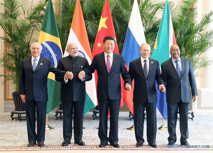 HANGZHOU, septiembre 4, 2016 (Xinhua) -- El presidente de China, Xi Jinping (c), el primer ministro de India, Narendra Modi (2-i), el presidente de Sud&aacute;frica, Jacob Zuma (d), el presidente de Brasil, Michel Temer (i) y el presidente de Rusia, Vladimir Putin, asisten a una reuni&oacute;n de l&iacute;deres del BRICS, en el marco de una cumbre de las principales econom&iacute;as del Grupo de los 20 (G20), en Hangzhou, capital de la provincia de Zhejiang, en el este de China, el 4 de septiembre de 2016. (Xinhua/Yao Dawei)