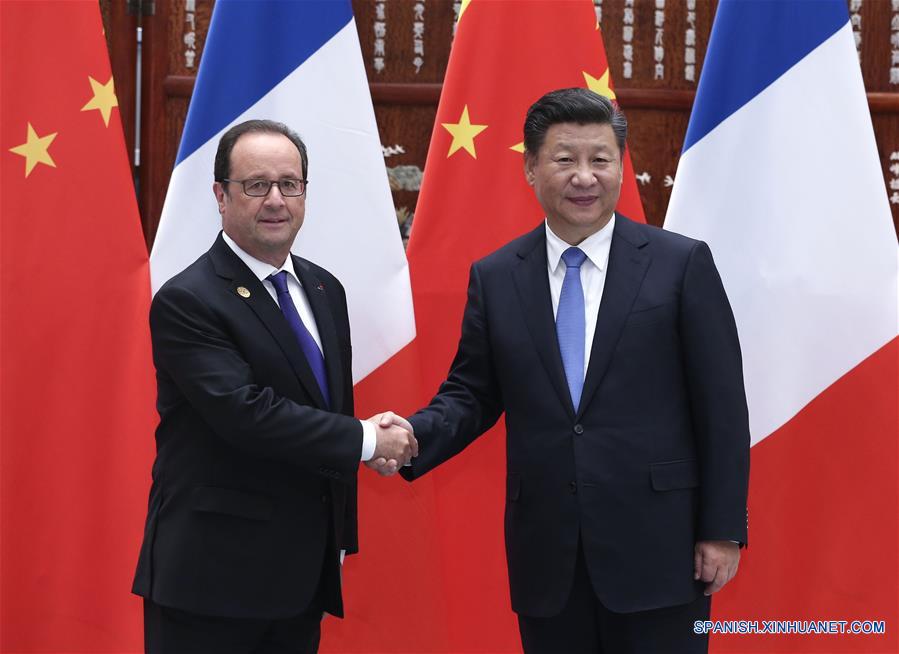 El presidente de China, Xi Jinping (d), se re&uacute;ne con el presidente de Francia, Francois Hollande, quien asiste a la Cumbre del Grupo de los 20 (G20), en Hangzhou, capital de la provincia oriental china de Zhejiang, el 5 de septiembre de 2016. (Xinhua/Pang Xinglei)