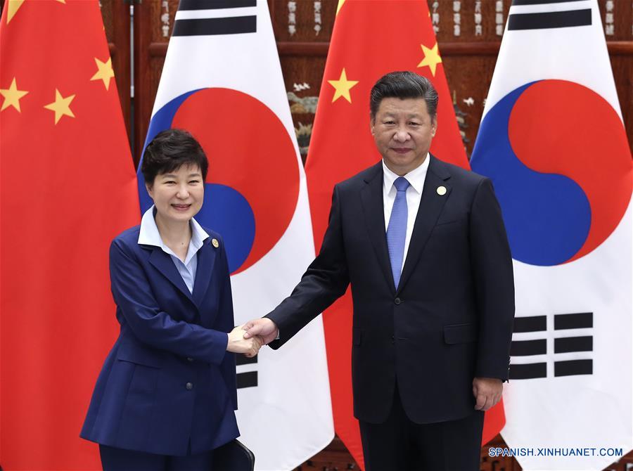 El presidente de China, Xi Jinping (d), se reúne con la presidenta de la República de Corea, Park Geun-hye, quien asiste a la Cumbre del Grupo de los 20 (G20), en Hangzhou, capital de la provincia oriental china de Zhejiang, el 5 de septiembre de 2016. (Xinhua/Pang Xinglei)