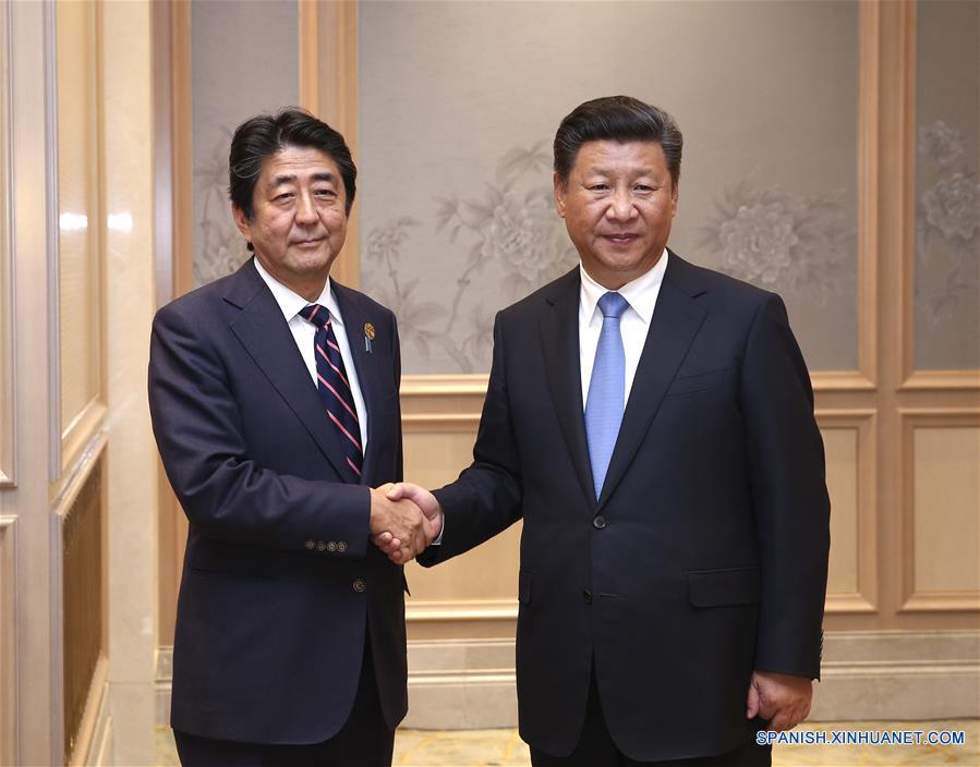 El presidente de China, Xi Jinping, se re&uacute;ne con el primer ministro de Jap&oacute;n, Shinzo Abe, quien asiste a la Cumbre del Grupo de los 20 (G20), en Hangzhou, capital de la provincia oriental china de Zhejiang, el 5 de septiembre de 2016. (Xinhua/Pang Xinglei)