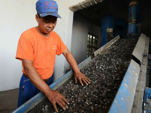 中国电动车电池回收乱象:粗暴拆解 污染环境_