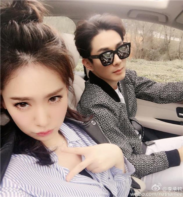 戚薇李承铉办婚礼2周年互发爱心秀恩爱