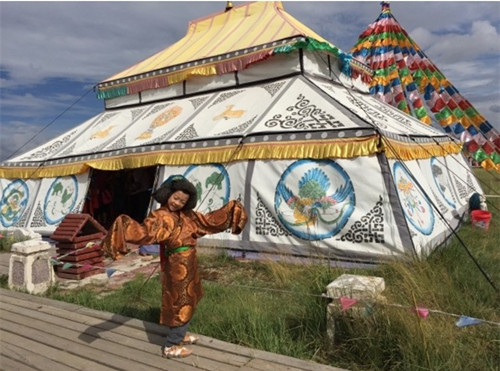 站在蒙古包前，我帅吧！