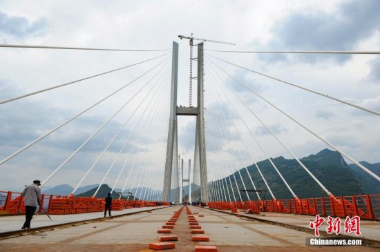 Work to connect the main part of the highest bridge in the world wrapped up on Saturday in southwest China