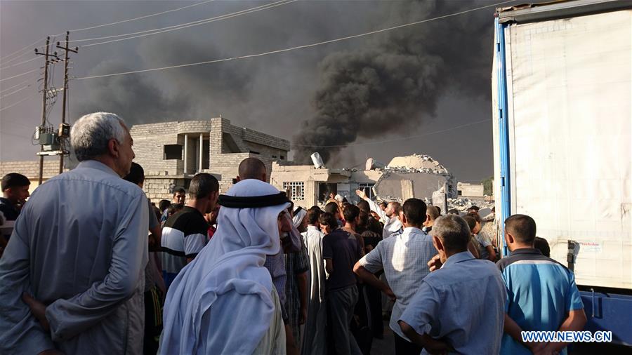 Heavy smoke rises from oil wells, sabotaged by the Islamic State (IS) group as they were leaving Qayyarah Town, some 50 kilometers south of Mosul, Iraq, Sept. 11, 2016. (Xinhua/Yaser Jawad)