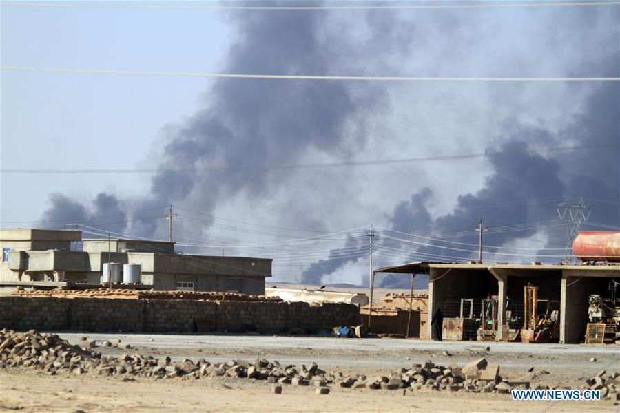 Heavy smoke rises from oil wells, sabotaged by the Islamic State (IS) group as they were leaving Qayyarah Town, some 50 kilometers south of Mosul, Iraq, Sept. 11, 2016. (Xinhua/Yaser Jawad)