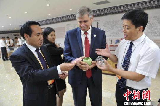 敦煌文博会中医特色技能吸引外宾学艺传播(