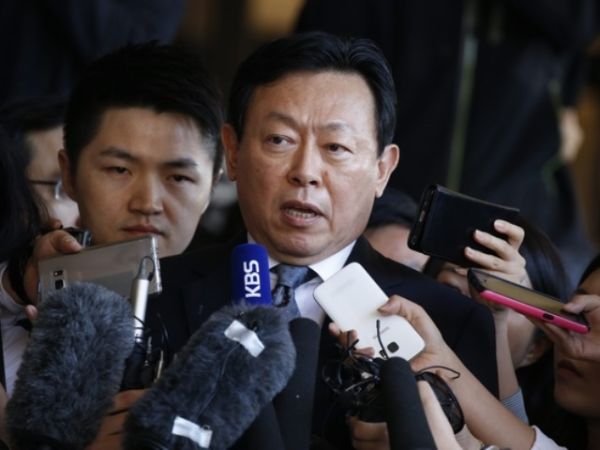 韩国乐天集团会长涉贪 检方申请逮捕令_新闻频